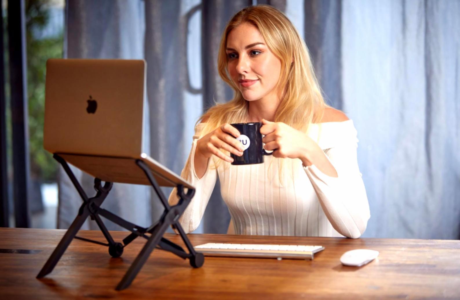 Tim support sedang membantu klien memahami laporan investasi dan fitur platform