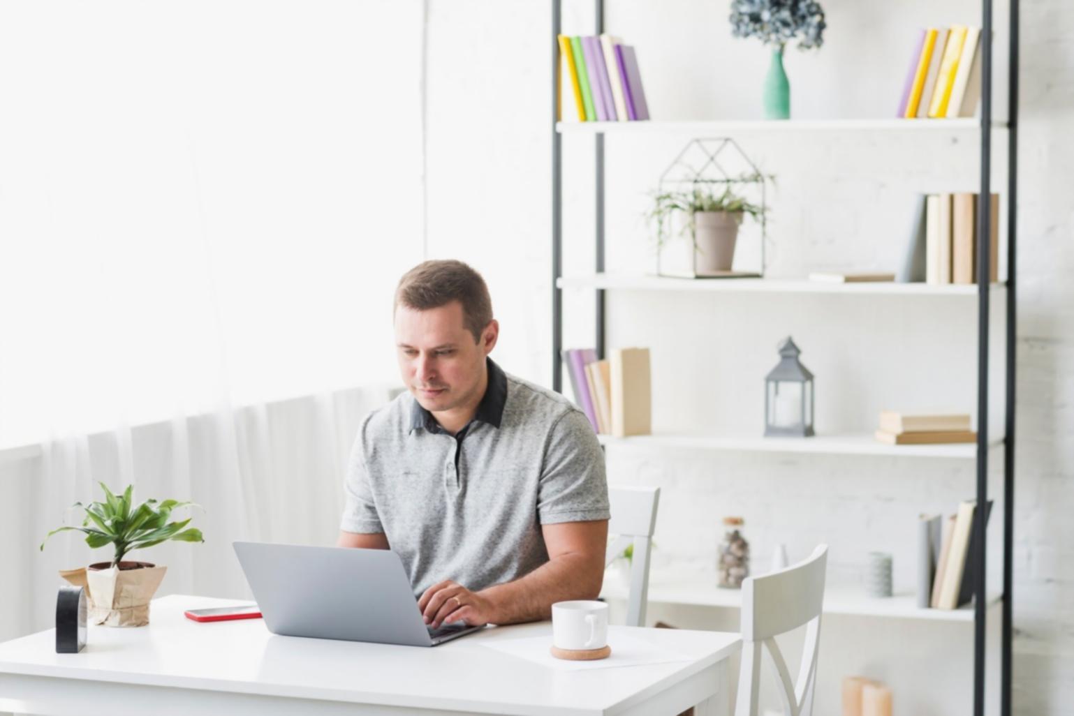 Tim profesional sedang menganalisis data investasi bersama menggunakan laptop dan dokumen