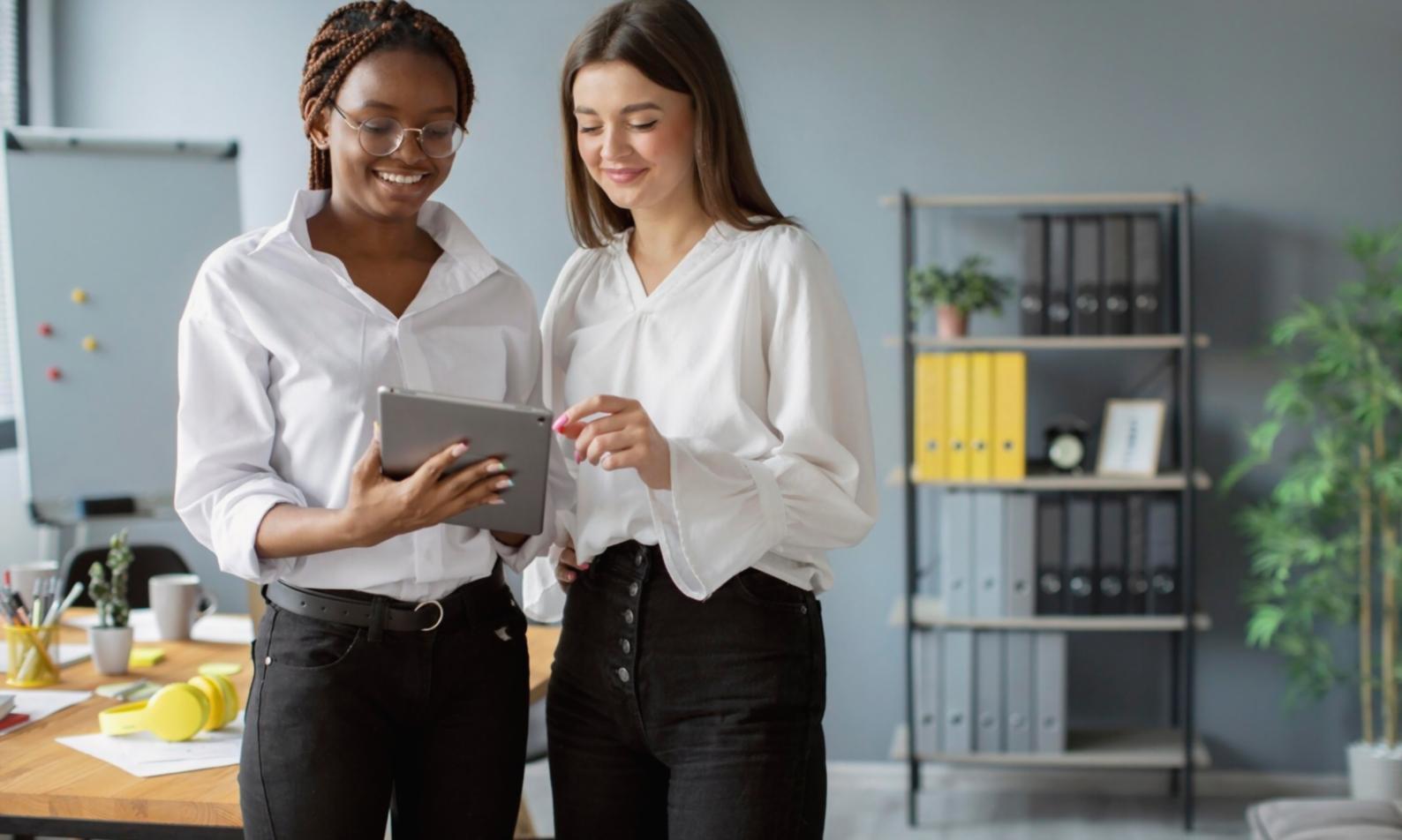 Ruang kerja modern dengan peralatan analisis keuangan dan dashboard pemantauan investasi