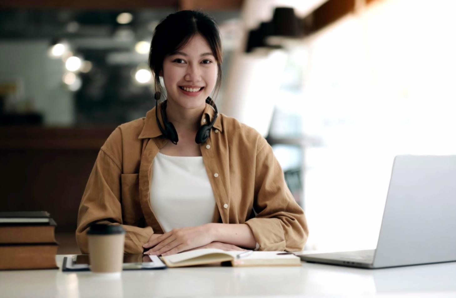 Dashboard analisis dengan grafik performa investasi dan alat pemantauan portofolio real-time